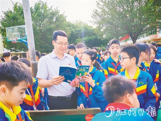 沙坪二小的學生在“跳蚤書市”上換到自己喜愛的書籍。