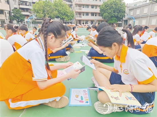 沙坪一小學生根據“好書推薦卡”的引導，認真品讀圖書。