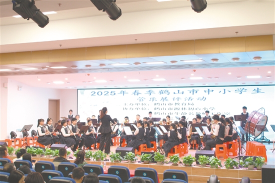 各管樂團依次登臺，以飽滿的熱情演繹管樂藝術(shù)的多元魅力。