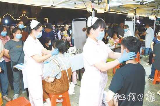 中醫(yī)“大咖”化身攤主，為市民提供“一對一”問診、健康指導(dǎo)等服務(wù)。