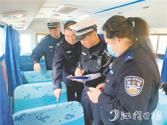 交警聯(lián)合教育部門對恩平市校車開展全面排查。
