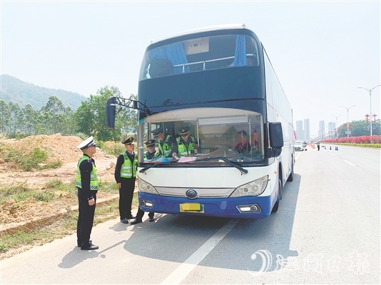 交警部門在重點區(qū)域設(shè)置流動檢查點，嚴查客運車輛違規(guī)攬客、不按核定線路行駛等亂象。