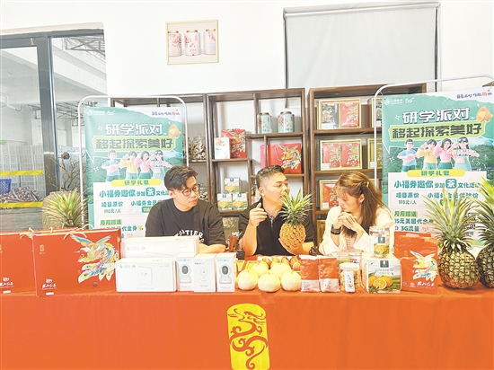 羅家宏（中）在直播帶貨。
