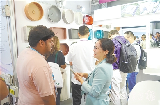 利多邦衛(wèi)浴展位吸引不少客商前來咨詢交流。