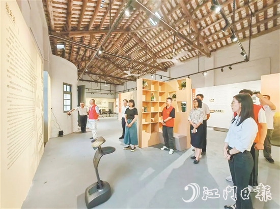 智能機(jī)器人為大家講解陳榮捷事跡。