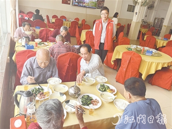 老人們一邊吃飯，一邊話家常。