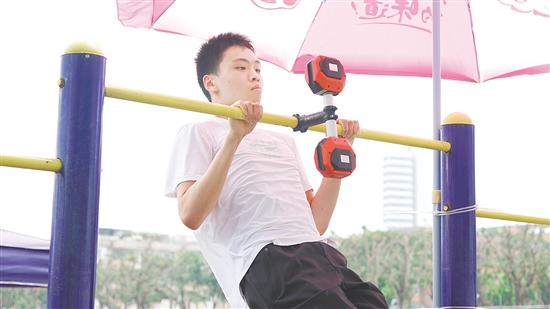 引體向上考驗男生的上肢力量。
