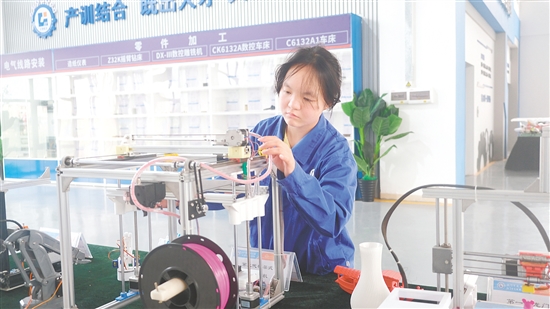馮曉熒在操作3D打印機。