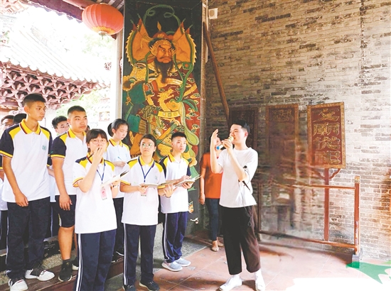 獻(xiàn)章班學(xué)生走進(jìn)陳白沙紀(jì)念館，探尋白沙文化精髓。