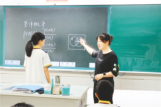 “學(xué)導(dǎo)練”教學(xué)模式激活學(xué)生思維，提升課堂效率。