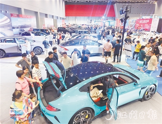 昨日早上，江門五一國(guó)際車展現(xiàn)場(chǎng)人氣旺。郭永樂