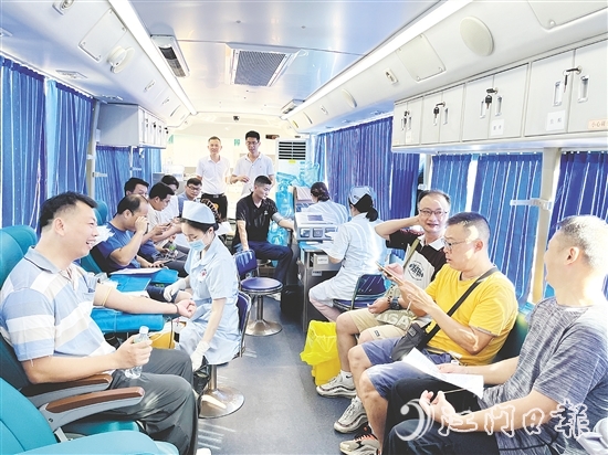獻血車上，總有江門青年的身影。