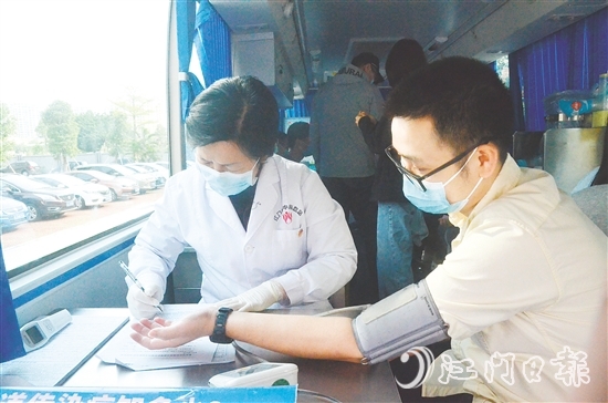 江門青年積極參與無償獻血。