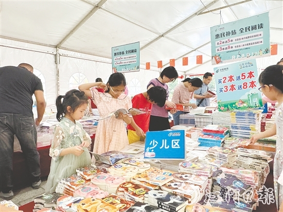 全民閱讀圖書文化活動(dòng)中，大人小孩共享閱讀樂(lè)趣。
