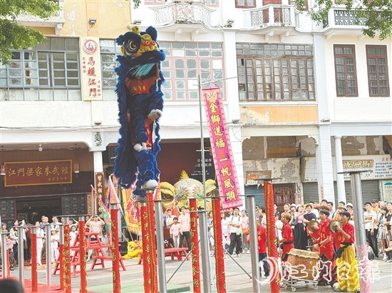 青年廣場(chǎng)上，15支精銳獅隊(duì)展開(kāi)精彩比拼。
