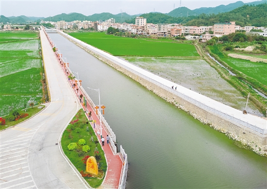 赤溪鎮(zhèn)的美麗河道白宵河，連續(xù)貫通3公里，河岸建有1.4公里的慢行步道。