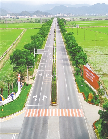 赤溪鎮(zhèn)在沖金路口以“濱海客城，能源重鎮(zhèn)”為主題新增入口標(biāo)識(shí)，使赤溪的門(mén)戶形象更鮮明。