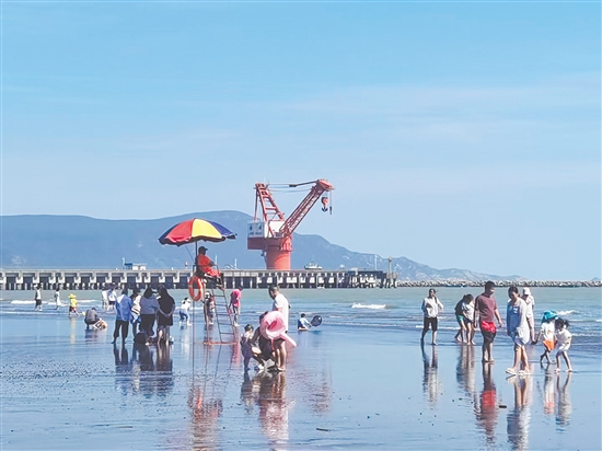 在臺山欽頭灣海浴場，游客盡情享受陽光、海浪與沙灘。