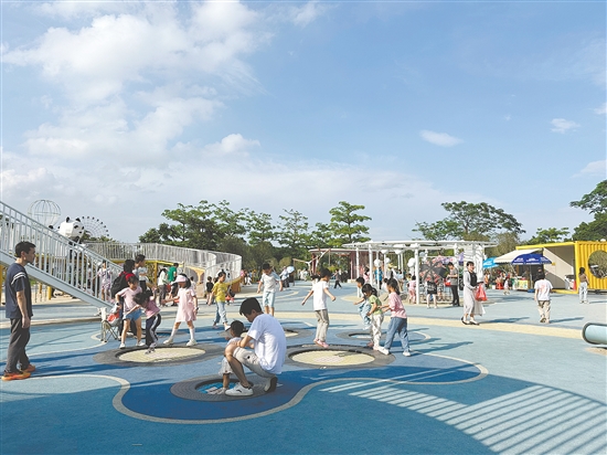 新會(huì)兒童公園成為熱門(mén)親子游目的地。