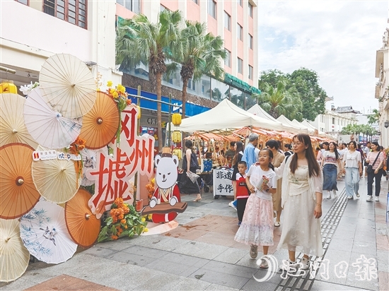 岡州墟非遺市集精彩不斷，現(xiàn)場(chǎng)人潮涌動(dòng)。