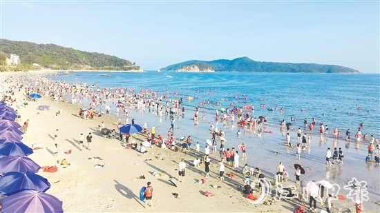 依托得天獨(dú)厚的自然稟賦與持續(xù)升級(jí)的文旅供給，今年“五一”假期，臺(tái)山濱海景區(qū)人氣爆棚。