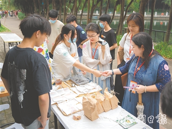 創(chuàng)意十足的糕點吸引不少市民前來品嘗和購買。