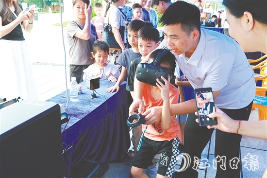 孩子在家長的帶領(lǐng)下體驗高新技術(shù)。