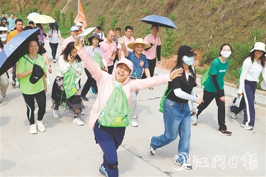徒步愛好者沿青年水庫步行，穿梭于花海與綠林間，感受“體育+生態(tài)”的魅力。