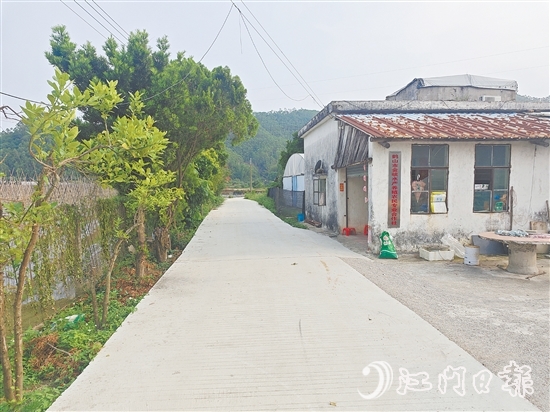 李偉業(yè)的養(yǎng)殖基地門前的村道得到升級改造，解決了困擾他許久的交通問題。