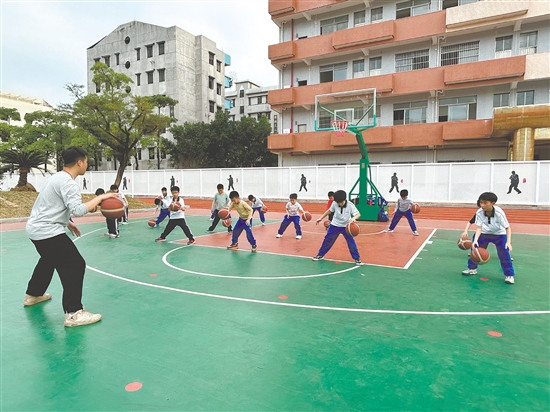 鶴山一中附屬小學(xué)將籃球運(yùn)動(dòng)納入體育常規(guī)課程，每周開設(shè)一節(jié)籃球普及課，培養(yǎng)學(xué)生對(duì)籃球運(yùn)動(dòng)的興趣。