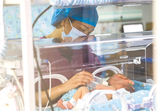 這是一雙小心翼翼的手。在江門市婦幼保健院新生兒科，護(hù)士李麗婷化身臨時(shí)“奶媽”，手持奶瓶給早產(chǎn)兒喂奶。她時(shí)而調(diào)整奶瓶角度，時(shí)而放緩速度，用耐心與愛心為小生命構(gòu)筑溫暖港灣，陪伴他們跨越成長路上最初的難關(guān)。