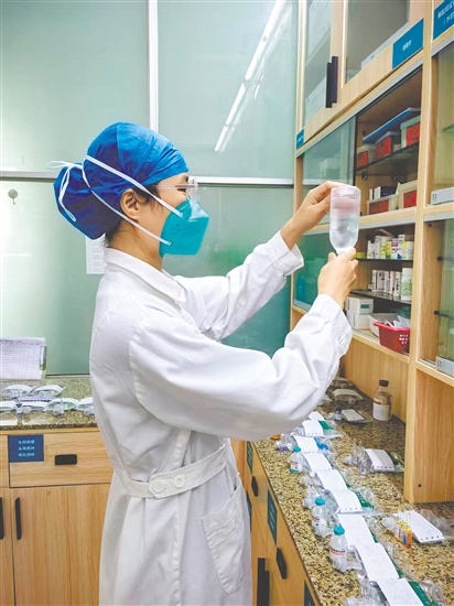 這是一雙嚴(yán)謹(jǐn)可靠的手。輸液前核對和檢查藥物的步驟是護(hù)理操作中的關(guān)鍵環(huán)節(jié)，要遵循“三查七對”原則。此時(shí)，江門市結(jié)核病防治所住院部護(hù)士黃惠敏正在認(rèn)真核對患者的輸液藥物，確保用藥安全。