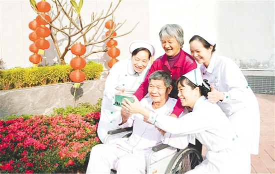 這是一雙溫暖相伴的手?！盀槟拈_心而開心”，江門市人民醫(yī)院泌尿外科護(hù)理團(tuán)隊(duì)與即將康復(fù)出院的患者及家屬定格美好瞬間?？扉T按下的瞬間，醫(yī)患笑容燦爛如新春暖陽，也留存了一段溫暖的珍貴記憶。（何潔蘭