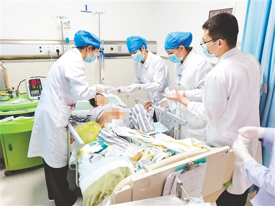 江門市中心醫(yī)院護(hù)理團(tuán)隊(duì)為患者進(jìn)行傷口負(fù)壓治療。