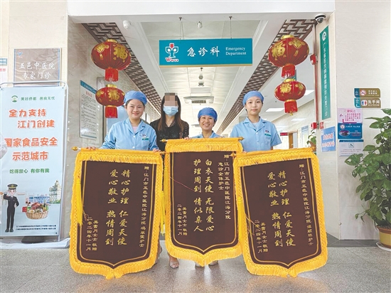 患者把三面錦旗贈送給護(hù)士們，以表達(dá)感激之情。