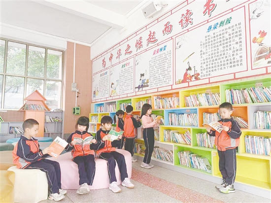 走進(jìn)恩平市成德小學(xué)的德雅書(shū)苑，琳瑯滿目的書(shū)籍令人應(yīng)接不暇。