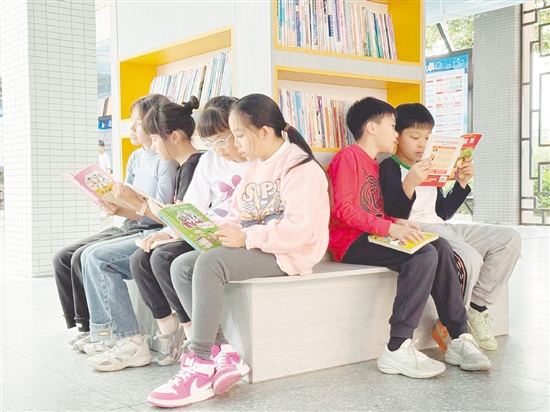 如今，恩平各校力爭(zhēng)讓學(xué)生們可隨時(shí)暢游書(shū)海。