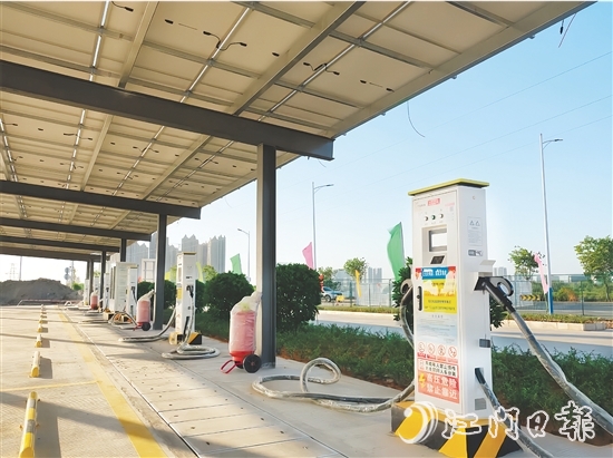 目前，開平市公有投資控股集團(tuán)有限公司已建成13座公共充電站、1座公交車專用充電站，共配備直流快充充電槍306支、交流充電樁8臺。