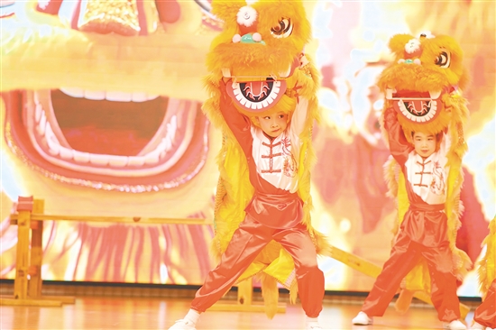 舞臺上，幼兒園小醒獅賣力演出。