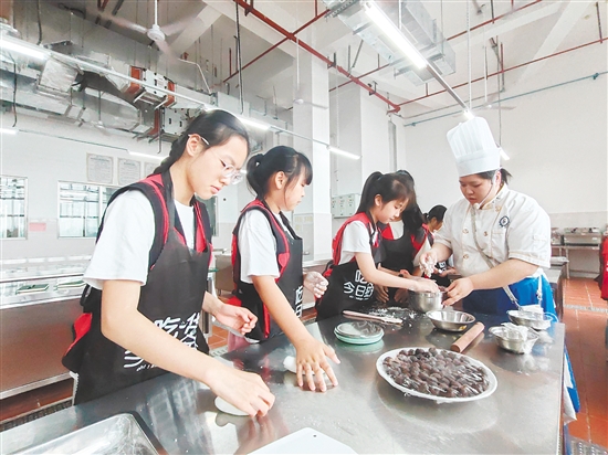 小記者親手制作糯米糍。