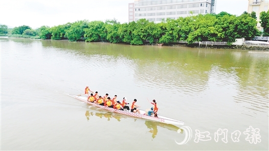 新會(huì)泓達(dá)堂陳皮龍舟隊(duì)積極備戰(zhàn)。