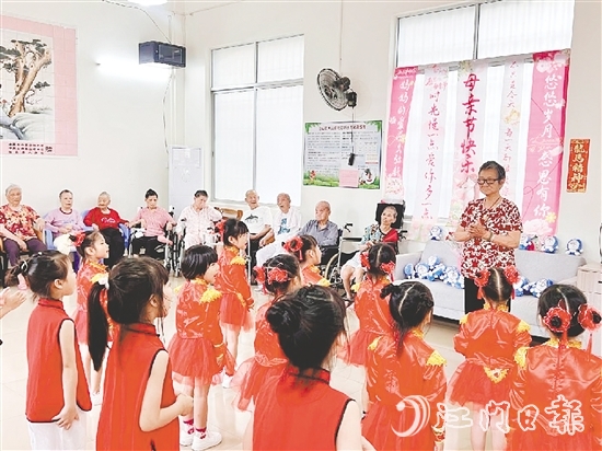 孩子為老人獻上精彩的表演。