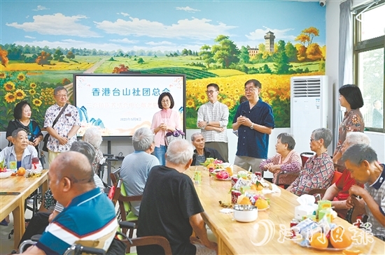 香港臺山社團總會到三合鎮(zhèn)醫(yī)養(yǎng)結(jié)合中心慰問老人。