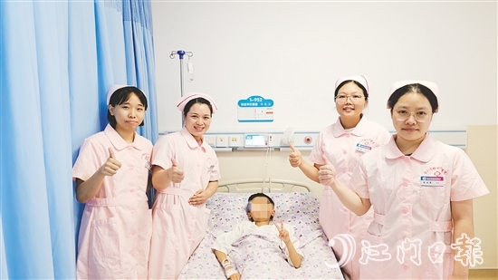 臺(tái)山市婦幼保健院綜合科護(hù)理團(tuán)隊(duì)為兒童患者加油打氣。
