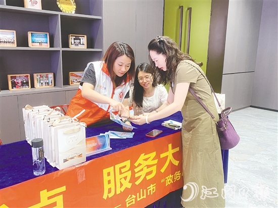 連日來，臺山市多部門聯(lián)合行動，通過線上線下相結(jié)合的方式全方位宣傳“臺山僑事通”微信小程序。