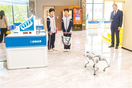 展覽涵蓋人工智能、芯片技術(shù)、生命科學(xué)等領(lǐng)域，展出40余件科技展品。