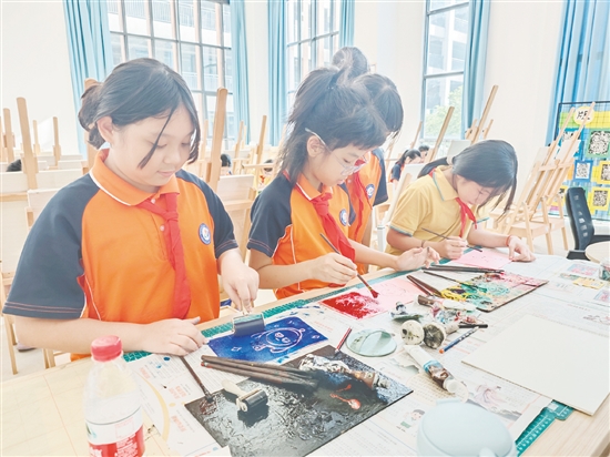 在鶴山工業(yè)城第一小學(xué)吹塑紙版畫社團的課堂上，學(xué)生發(fā)揮想象力和創(chuàng)造力，創(chuàng)作自己喜愛的作品。