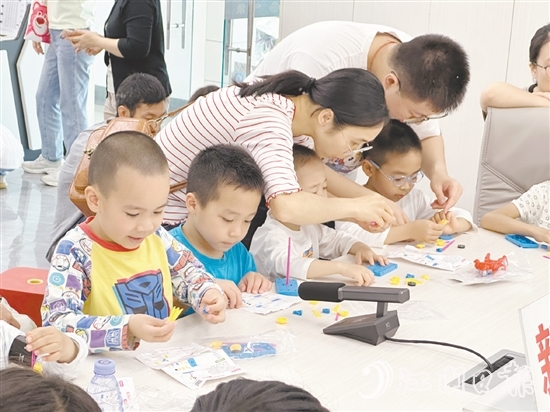 孩子們在進行風(fēng)力風(fēng)向標(biāo)科學(xué)實驗。