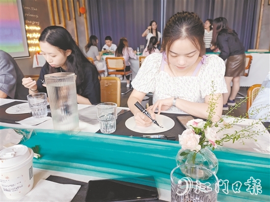 農(nóng)業(yè)銀行江門分行組織青年員工制作漆扇。