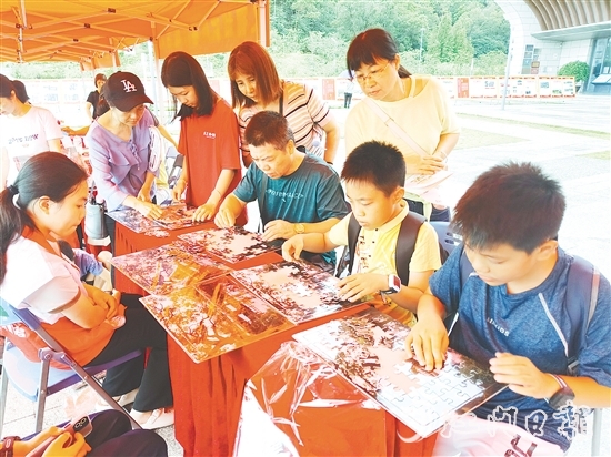 親子家庭參與文物拼圖大挑戰(zhàn)。